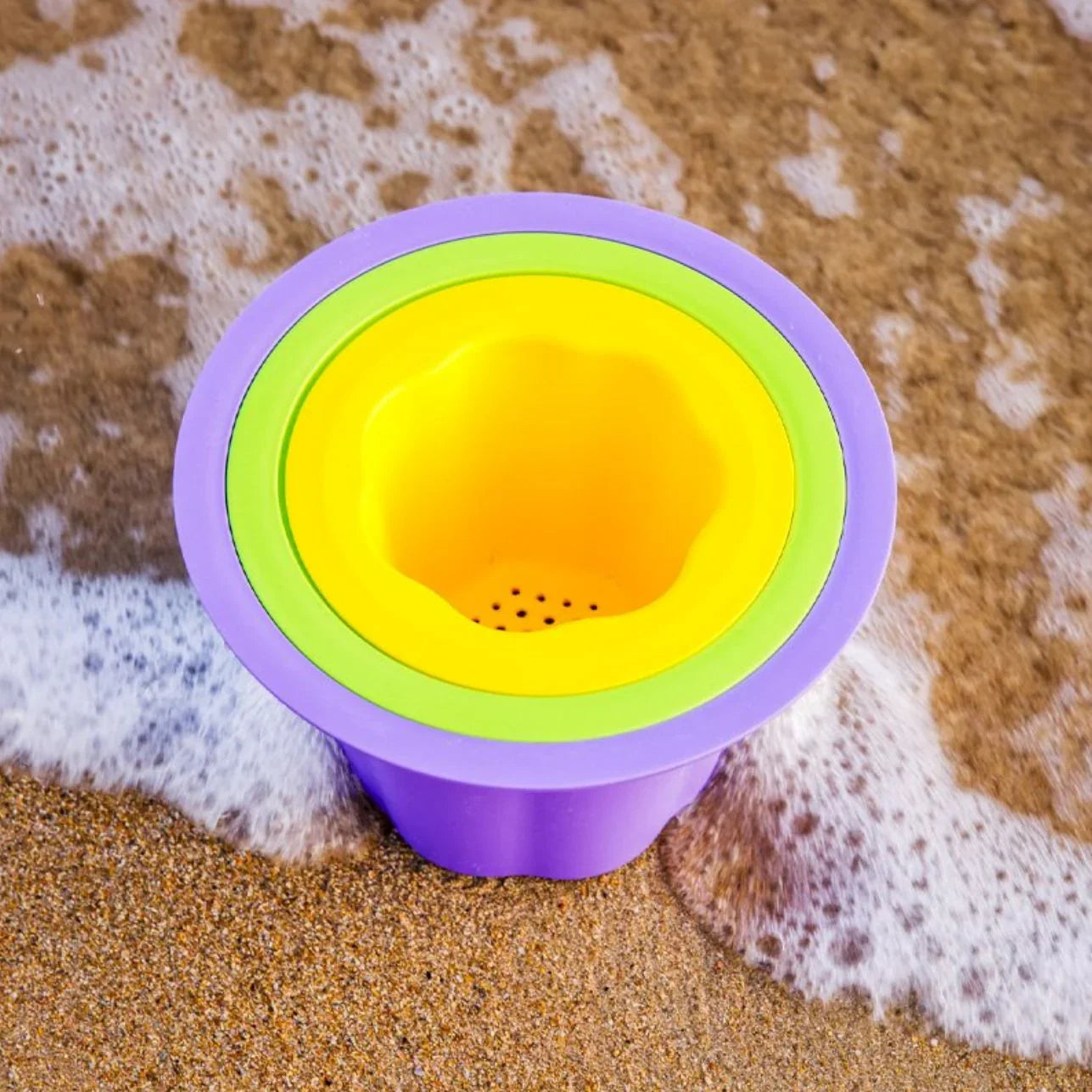 set de cubos TaBi 3 en 1 es todo lo que tu peque necesita para convertirse en el rey o la reina de los castillos de arena. Con tres cubos de distintos tamaños y colores que encajan entre sí, este juego versátil se convierte en cubo, molde y hasta colador (sí, el más pequeño tiene esa divertida función).

Perfectos para la playa, el parque o la arena cinética en casa, estos cubos están diseñados para fomentar el juego libre, la creatividad y la motricidad de forma natural. Su diseño apilable y ligero hace qu