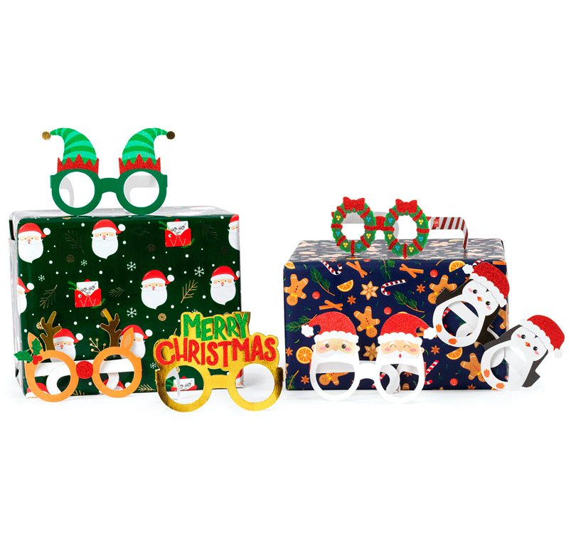 Set de 8 gafas navideñas de papel de Legami.  Elige tu personaje escogiendo una de las 8 formas diferentes con temática navideña. Déjate iluminar por los detalles laminados y la purpurina y sorprende con tu mejor pose en estas fiestas. ¡Fa-bu-lo-sas!! apoyadas sobre regalos