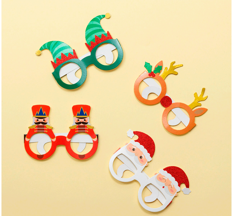 Foto lifestyle Set de 8 gafas navideñas de papel de Legami.  Elige tu personaje escogiendo una de las 8 formas diferentes con temática navideña. Déjate iluminar por los detalles laminados y la purpurina y sorprende con tu mejor pose en estas fiestas. ¡Fa-bu-lo-sas!!