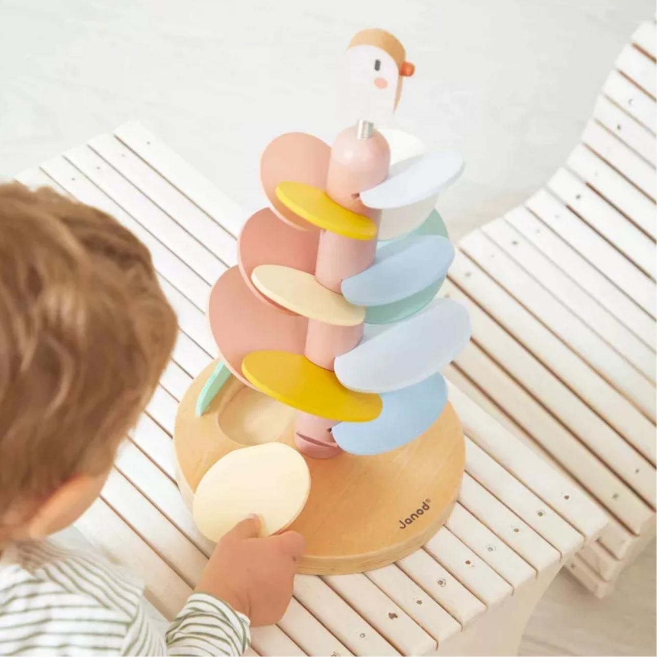 🌳 Árbol Musical Circuito de Pájaro – Juguete Sensorial de Madera

Construcción 2 en 1: primero se monta, luego se convierte en un circuito musical

Incluye 14 hojas de colores y 2 bolas de madera

Cada hoja emite un sonido suave y diferente al paso de la bola

Pajarito decorativo en la cima que se balancea con un muelle

Favorece la coordinación, la motricidad y la percepción sonora

Fabricado en madera certificada FSC™