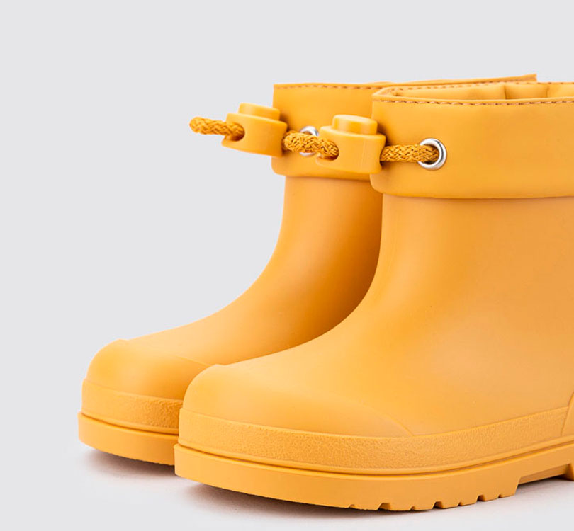 botas de agua barefoot monocolor MENDI amarillo de concepto barefoot de IGOR! Son tus aliadas para aventuras en familia bajo la lluvia. Su acabado mate las hace preciosas y el diseño respetuoso con sus pies las hace flexibles y cómodas. PUNTERA GOMA
