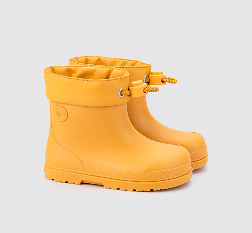 botas de agua barefoot monocolor MENDI amarillo de concepto barefoot de IGOR! Son tus aliadas para aventuras en familia bajo la lluvia. Su acabado mate las hace preciosas y el diseño respetuoso con sus pies las hace flexibles y cómodas.