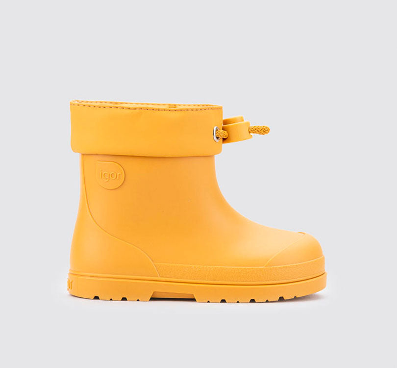 botas de agua barefoot monocolor MENDI amarillo de concepto barefoot de IGOR! Son tus aliadas para aventuras en familia bajo la lluvia. Su acabado mate las hace preciosas y el diseño respetuoso con sus pies las hace flexibles y cómodas. LATERAL
