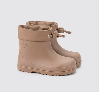 botas de agua barefoot monocolor MENDI ELMWOOD de concepto barefoot de IGOR! Son tus aliadas para aventuras en familia bajo la lluvia. Su acabado mate las hace preciosas y el diseño respetuoso con sus pies las hace flexibles y cómodas DOBLE
