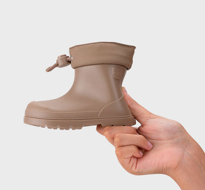 botas de agua barefoot monocolor MENDI ELMWOOD de concepto barefoot de IGOR! Son tus aliadas para aventuras en familia bajo la lluvia. Su acabado mate las hace preciosas y el diseño respetuoso con sus pies las hace flexibles y cómodas  TALON
