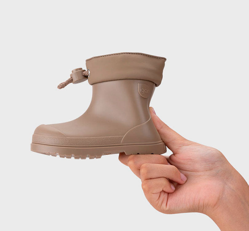 botas de agua barefoot monocolor MENDI ELMWOOD de concepto barefoot de IGOR! Son tus aliadas para aventuras en familia bajo la lluvia. Su acabado mate las hace preciosas y el diseño respetuoso con sus pies las hace flexibles y cómodas TALON
