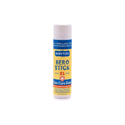 El Hero Stick de Babyton es el bálsamo imprescindible en el botiquín de cualquier familia. Este bálsamo calmante en formato barra ha sido específicamente diseñado para tratar las aventuras diarias de bebés y niños. Gracias a su fórmula 100% natural, libre de alcohol, perfumes y parabenos, es perfecto para aplicar sobre la piel sensible ante picaduras de insectos, chichones o zonas de sequedad extrema como labios agrietados, irritaciones y eccemas leves. Su combinación de aceite de girasol y Vitamina E nutre