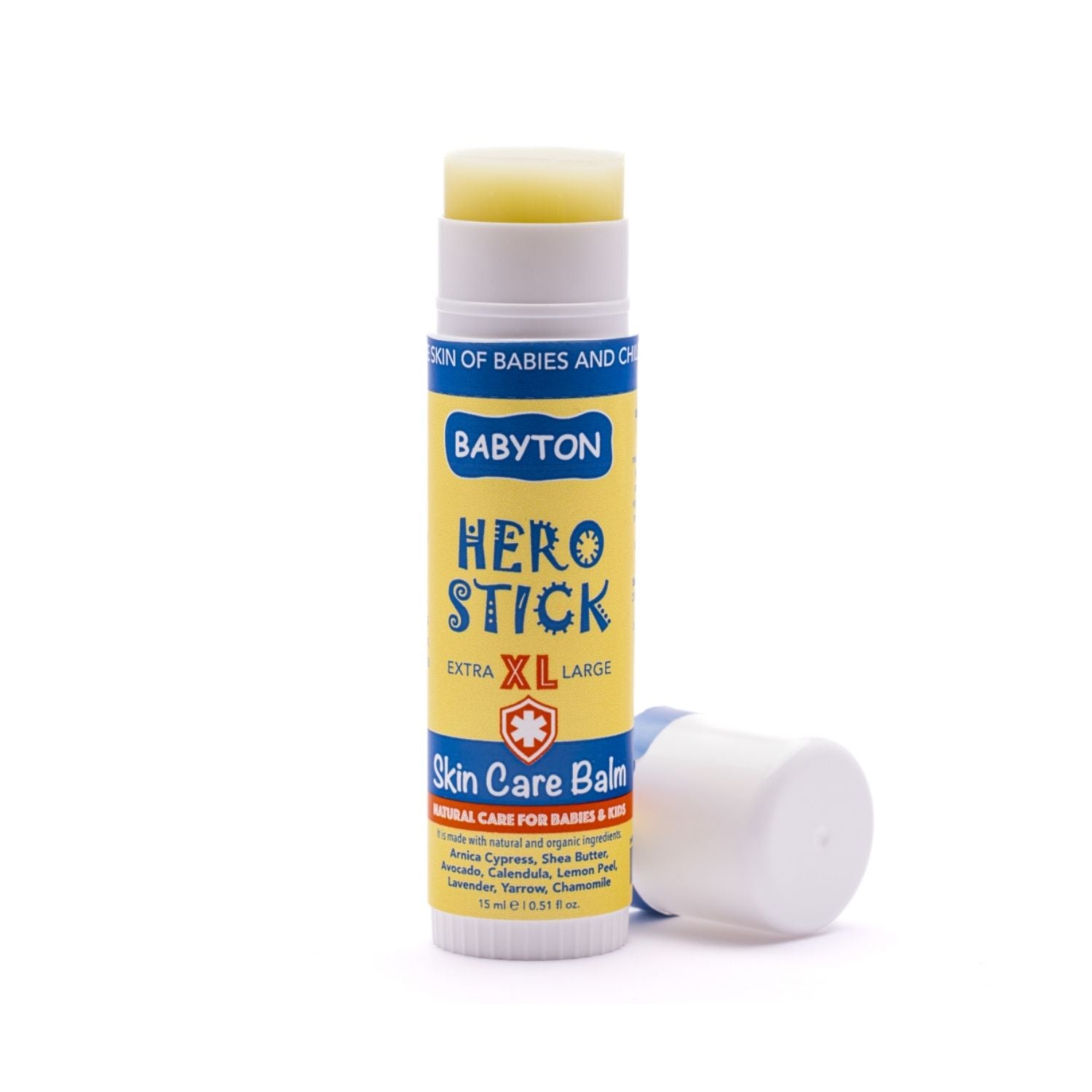 El Hero Stick de Babyton es el bálsamo imprescindible en el botiquín de cualquier familia. Este bálsamo calmante en formato barra ha sido específicamente diseñado para tratar las aventuras diarias de bebés y niños. Gracias a su fórmula 100% natural, libre de alcohol, perfumes y parabenos, es perfecto para aplicar sobre la piel sensible ante picaduras de insectos, chichones o zonas de sequedad extrema como labios agrietados, irritaciones y eccemas leves. Su combinación de aceite de girasol y Vitamina E nutre