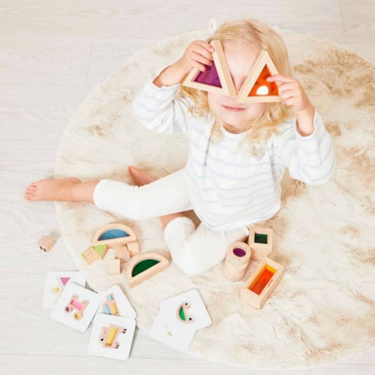 Set Sensorial de Bloques de Madera – Janod

Incluye 18 bloques sensoriales:
▸ 12 bloques con ventanas translúcidas de colores
▸ 6 bloques con rasgos faciales y partes del cuerpo

6 tarjetas con ideas para construir estructuras y personajes

Perfectos para actividades de luz y exploración sensorial

Fomentan la creatividad, el razonamiento lógico y la coordinación

Compatible con mesas de luz

Material: madera de haya