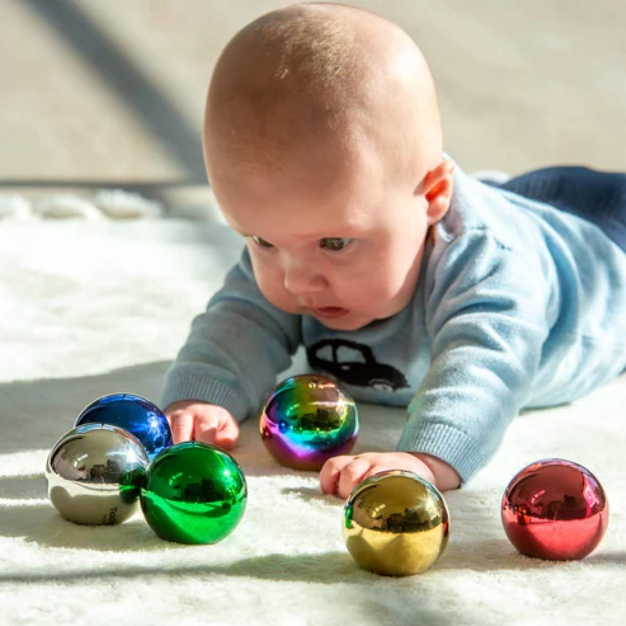 Set de Bolas Sensoriales Misteriosas Reflectantes – Juego de exploración multisensorial 🌈🔮
Edad recomendada: Apto para todas las edades
Dimensiones: Cada bola mide 6 cm de diámetro
Incluye: 6 bolas de acero inoxidable de colores