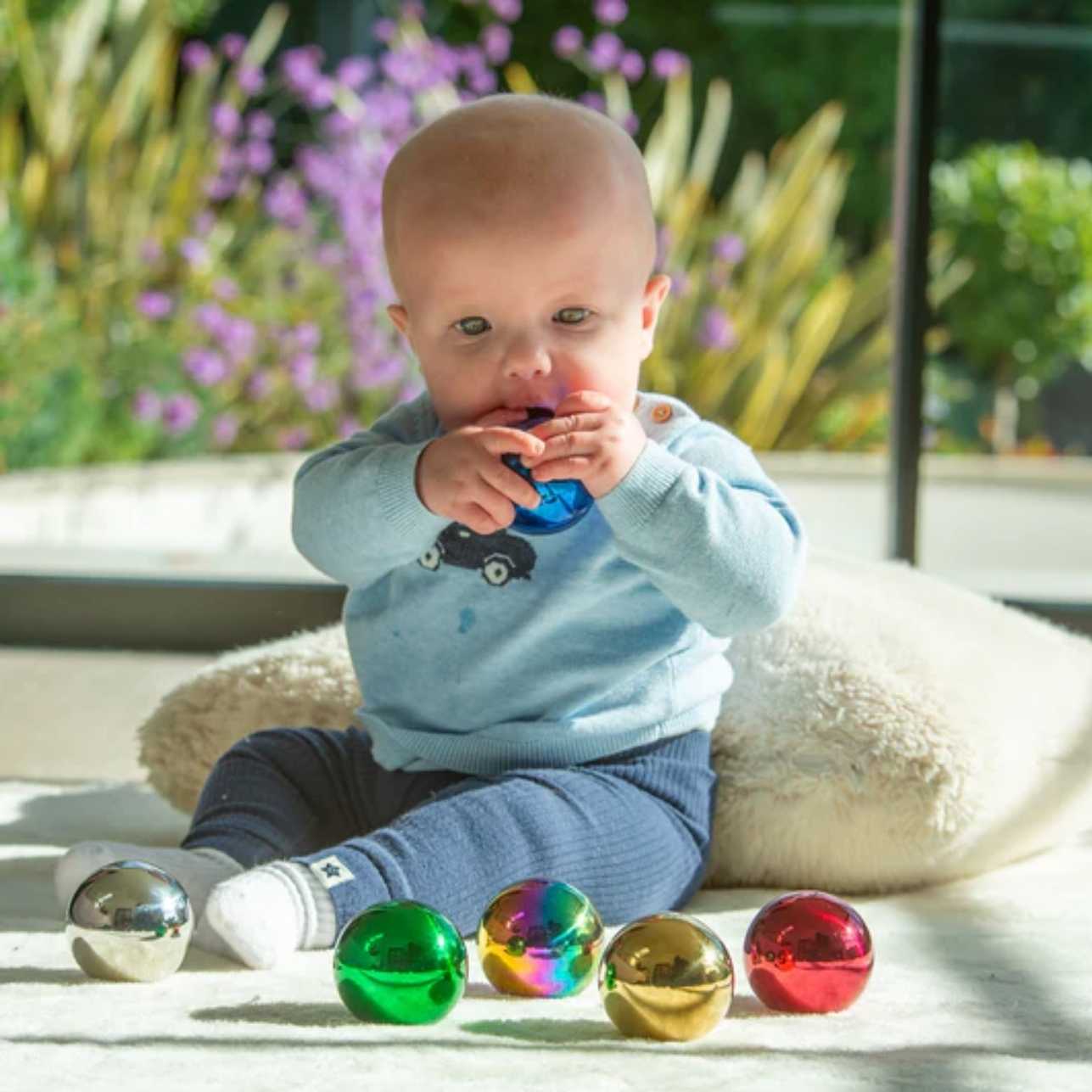 Set de Bolas Sensoriales Misteriosas Reflectantes – Juego de exploración multisensorial 🌈🔮
Edad recomendada: Apto para todas las edades
Dimensiones: Cada bola mide 6 cm de diámetro
Incluye: 6 bolas de acero inoxidable de colores