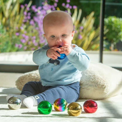 Set de Bolas Sensoriales Misteriosas Reflectantes – Juego de exploración multisensorial 🌈🔮
Edad recomendada: Apto para todas las edades
Dimensiones: Cada bola mide 6 cm de diámetro
Incluye: 6 bolas de acero inoxidable de colores