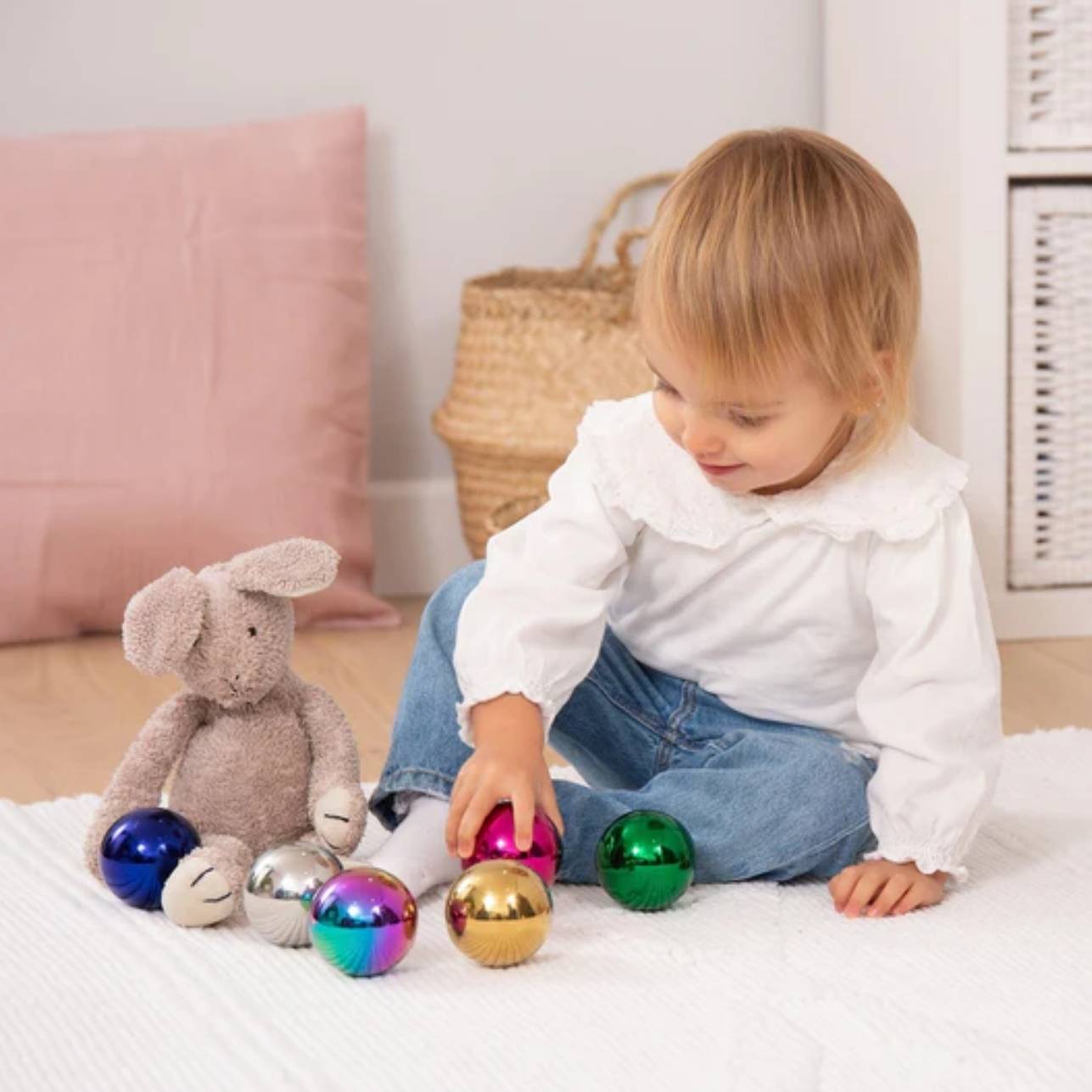 Set de Bolas Sensoriales Misteriosas Reflectantes – Juego de exploración multisensorial 🌈🔮
Edad recomendada: Apto para todas las edades
Dimensiones: Cada bola mide 6 cm de diámetro
Incluye: 6 bolas de acero inoxidable de colores