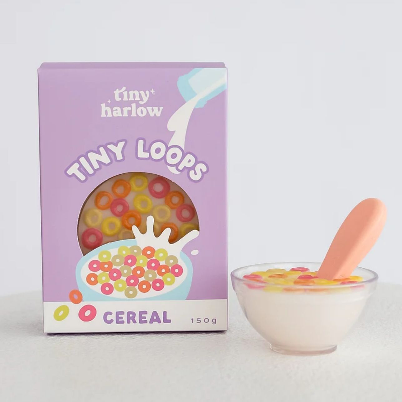 Bol de cereales Tiny Loops – Tiny Tummies 🥣✨
Edad recomendada: A partir de 3 años
Incluye: 1 bol de cereales + 1 cuchara mágica
Compatible con: Todo tipo de muñecos/as