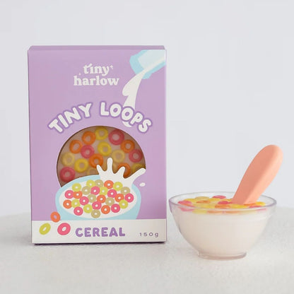 Bol de cereales Tiny Loops – Tiny Tummies 🥣✨
Edad recomendada: A partir de 3 años
Incluye: 1 bol de cereales + 1 cuchara mágica
Compatible con: Todo tipo de muñecos/as