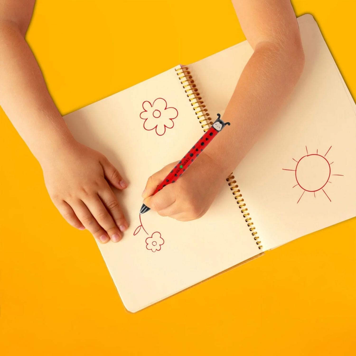 Compra el Bolígrafo de Dos Colores Ladybug de Legami. Sistema Click&Clack con tinta roja y negra en un solo cuerpo. Ligero, divertido y perfecto para la escuela o la oficina.