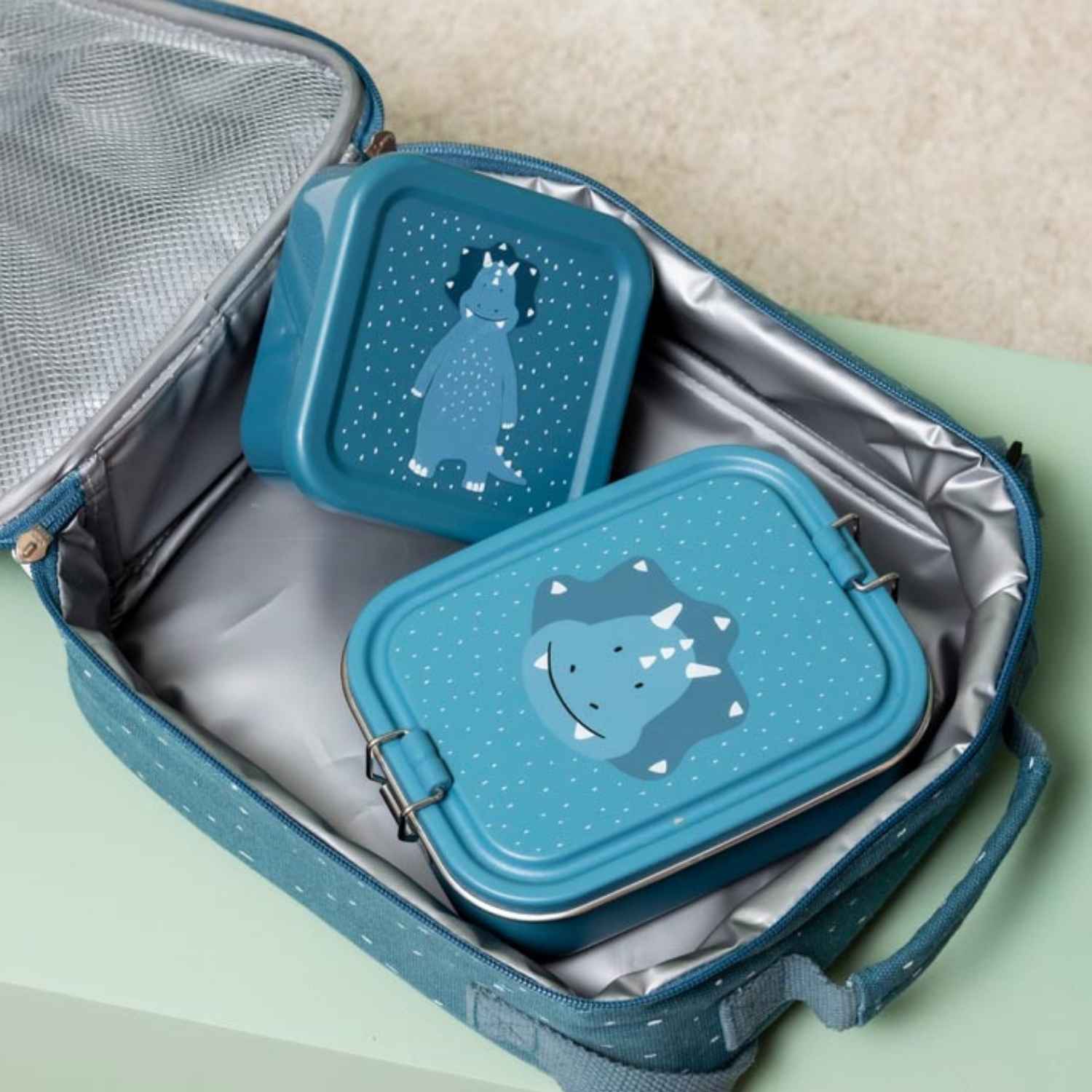 Consigue la bolsa almuerzo térmica Mr. Triceratops personalizable de Trixie en www.manodesantaoficial.es. Bolsa térmica infantil ideal para mantener la comida fresca en el colegio y excursiones. ¡Personalízala con su nombre!