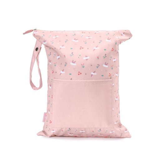 Bolsa Impermeable Blossom Birds de Tutete. Esta bolsa impermeable infantil es el accesorio perfecto para llevar la muda de recambio, la ropa sucia o los trajes de baño mojados de forma higiénica y cómoda.