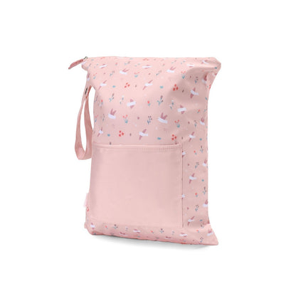 Bolsa Impermeable Blossom Birds de Tutete. Esta bolsa impermeable infantil es el accesorio perfecto para llevar la muda de recambio, la ropa sucia o los trajes de baño mojados de forma higiénica y cómoda.