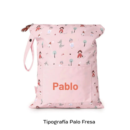  la Bolsa Impermeable Caperucita&nbsp; Personalizable de Tutete es justo lo que necesitas.


Esta bolsa es perfecta para llevar la muda de recambio a la escuela infantil o para guardar la ropa mojada o manchada después de una clase de natación. ¡Incluso es ideal para llevar la ropa interior cuando estás de viaje! El tamaño cómodo y versátil de la bolsa te permitirá llevar todo lo que necesitas. 
