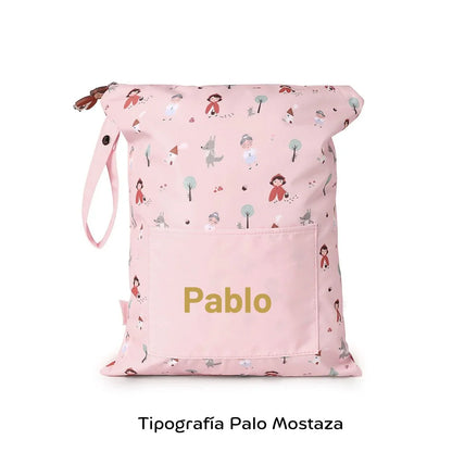  la Bolsa Impermeable Caperucita&nbsp; Personalizable de Tutete es justo lo que necesitas.


Esta bolsa es perfecta para llevar la muda de recambio a la escuela infantil o para guardar la ropa mojada o manchada después de una clase de natación. ¡Incluso es ideal para llevar la ropa interior cuando estás de viaje! El tamaño cómodo y versátil de la bolsa te permitirá llevar todo lo que necesitas. 