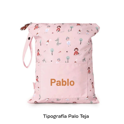  la Bolsa Impermeable Caperucita&nbsp; Personalizable de Tutete es justo lo que necesitas.


Esta bolsa es perfecta para llevar la muda de recambio a la escuela infantil o para guardar la ropa mojada o manchada después de una clase de natación. ¡Incluso es ideal para llevar la ropa interior cuando estás de viaje! El tamaño cómodo y versátil de la bolsa te permitirá llevar todo lo que necesitas. 