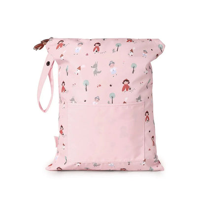  la Bolsa Impermeable Caperucita&nbsp; Personalizable de Tutete es justo lo que necesitas.


Esta bolsa es perfecta para llevar la muda de recambio a la escuela infantil o para guardar la ropa mojada o manchada después de una clase de natación. ¡Incluso es ideal para llevar la ropa interior cuando estás de viaje! El tamaño cómodo y versátil de la bolsa te permitirá llevar todo lo que necesitas. 