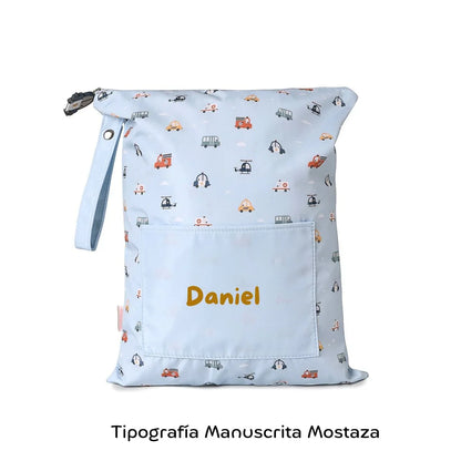  Bolsa Impermeable City cars&nbsp; Personalizable de Tutete es justo lo que necesitas.


Esta bolsa es perfecta para llevar la muda de recambio a la escuela infantil o para guardar la ropa mojada o manchada después de una clase de natación. ¡Incluso es ideal para llevar la ropa interior cuando estás de viaje! 