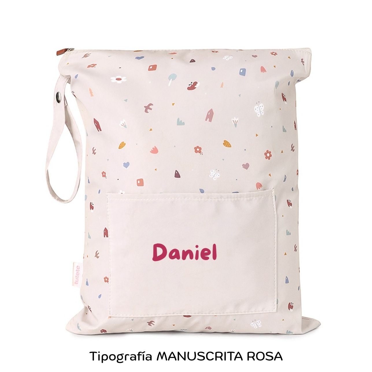 ¡No busques más! Si necesitas una bolsa resistente y personalizable para las cosas húmedas de tu pequeño, la Bolsa Impermeable Geometric Nature &nbsp;Personalizable de Tutete es justo lo que necesitas.


Esta bolsa es perfecta para llevar la muda de recambio a la escuela infantil o para guardar la ropa mojada o manchada después de una clase de natación. ¡Incluso es ideal para llevar la ropa interior cuando estás de viaje! El tamaño cómodo y versátil de la bolsa te permitirá llevar todo lo que necesitas.