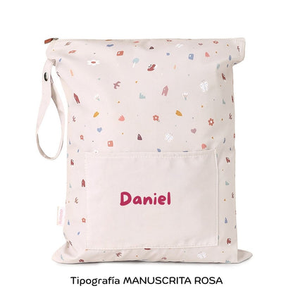 ¡No busques más! Si necesitas una bolsa resistente y personalizable para las cosas húmedas de tu pequeño, la Bolsa Impermeable Geometric Nature &nbsp;Personalizable de Tutete es justo lo que necesitas.


Esta bolsa es perfecta para llevar la muda de recambio a la escuela infantil o para guardar la ropa mojada o manchada después de una clase de natación. ¡Incluso es ideal para llevar la ropa interior cuando estás de viaje! El tamaño cómodo y versátil de la bolsa te permitirá llevar todo lo que necesitas.