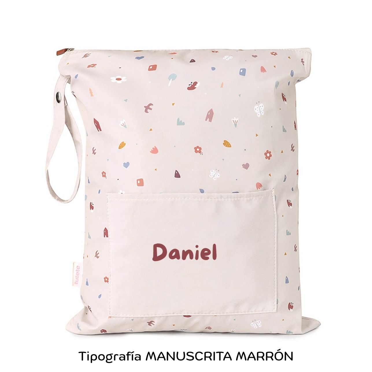¡No busques más! Si necesitas una bolsa resistente y personalizable para las cosas húmedas de tu pequeño, la Bolsa Impermeable Geometric Nature &nbsp;Personalizable de Tutete es justo lo que necesitas.


Esta bolsa es perfecta para llevar la muda de recambio a la escuela infantil o para guardar la ropa mojada o manchada después de una clase de natación. ¡Incluso es ideal para llevar la ropa interior cuando estás de viaje! El tamaño cómodo y versátil de la bolsa te permitirá llevar todo lo que necesitas.