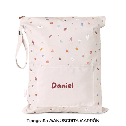 ¡No busques más! Si necesitas una bolsa resistente y personalizable para las cosas húmedas de tu pequeño, la Bolsa Impermeable Geometric Nature &nbsp;Personalizable de Tutete es justo lo que necesitas.


Esta bolsa es perfecta para llevar la muda de recambio a la escuela infantil o para guardar la ropa mojada o manchada después de una clase de natación. ¡Incluso es ideal para llevar la ropa interior cuando estás de viaje! El tamaño cómodo y versátil de la bolsa te permitirá llevar todo lo que necesitas.