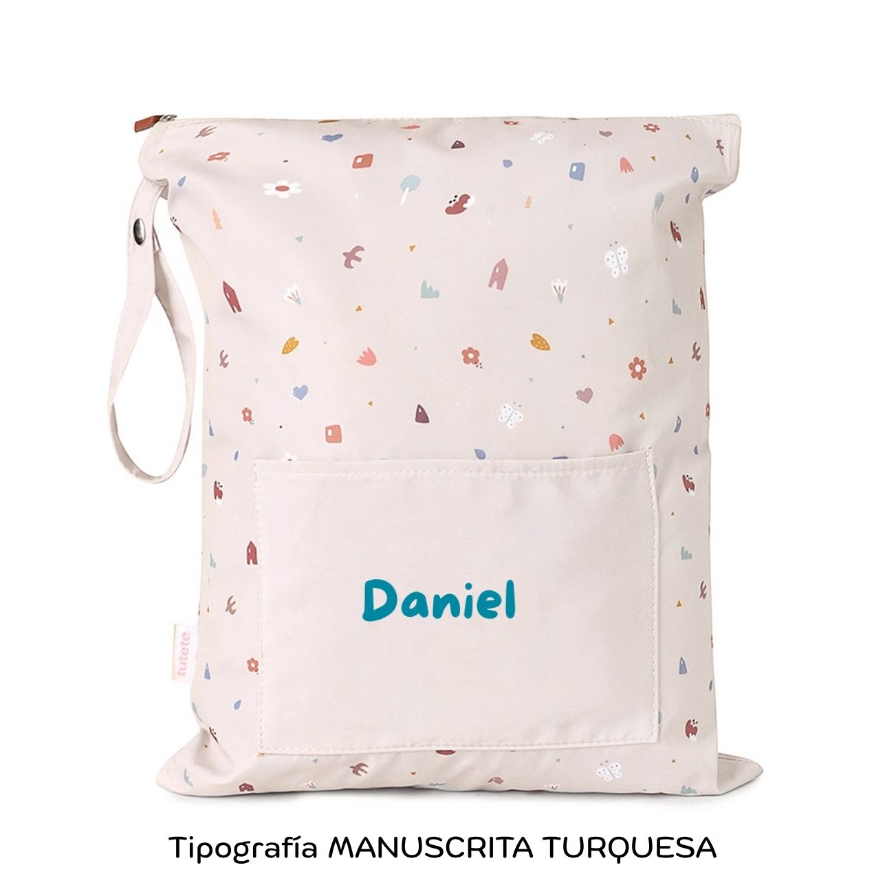 ¡No busques más! Si necesitas una bolsa resistente y personalizable para las cosas húmedas de tu pequeño, la Bolsa Impermeable Geometric Nature &nbsp;Personalizable de Tutete es justo lo que necesitas.


Esta bolsa es perfecta para llevar la muda de recambio a la escuela infantil o para guardar la ropa mojada o manchada después de una clase de natación. ¡Incluso es ideal para llevar la ropa interior cuando estás de viaje! El tamaño cómodo y versátil de la bolsa te permitirá llevar todo lo que necesitas.