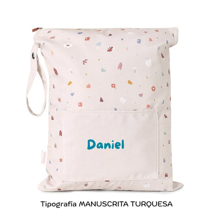 ¡No busques más! Si necesitas una bolsa resistente y personalizable para las cosas húmedas de tu pequeño, la Bolsa Impermeable Geometric Nature &nbsp;Personalizable de Tutete es justo lo que necesitas.


Esta bolsa es perfecta para llevar la muda de recambio a la escuela infantil o para guardar la ropa mojada o manchada después de una clase de natación. ¡Incluso es ideal para llevar la ropa interior cuando estás de viaje! El tamaño cómodo y versátil de la bolsa te permitirá llevar todo lo que necesitas.