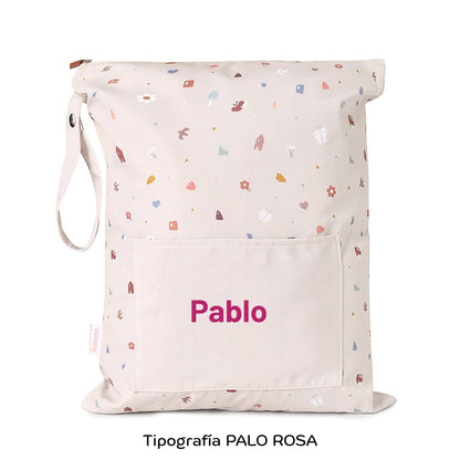¡No busques más! Si necesitas una bolsa resistente y personalizable para las cosas húmedas de tu pequeño, la Bolsa Impermeable Geometric Nature &nbsp;Personalizable de Tutete es justo lo que necesitas.


Esta bolsa es perfecta para llevar la muda de recambio a la escuela infantil o para guardar la ropa mojada o manchada después de una clase de natación. ¡Incluso es ideal para llevar la ropa interior cuando estás de viaje! El tamaño cómodo y versátil de la bolsa te permitirá llevar todo lo que necesitas.