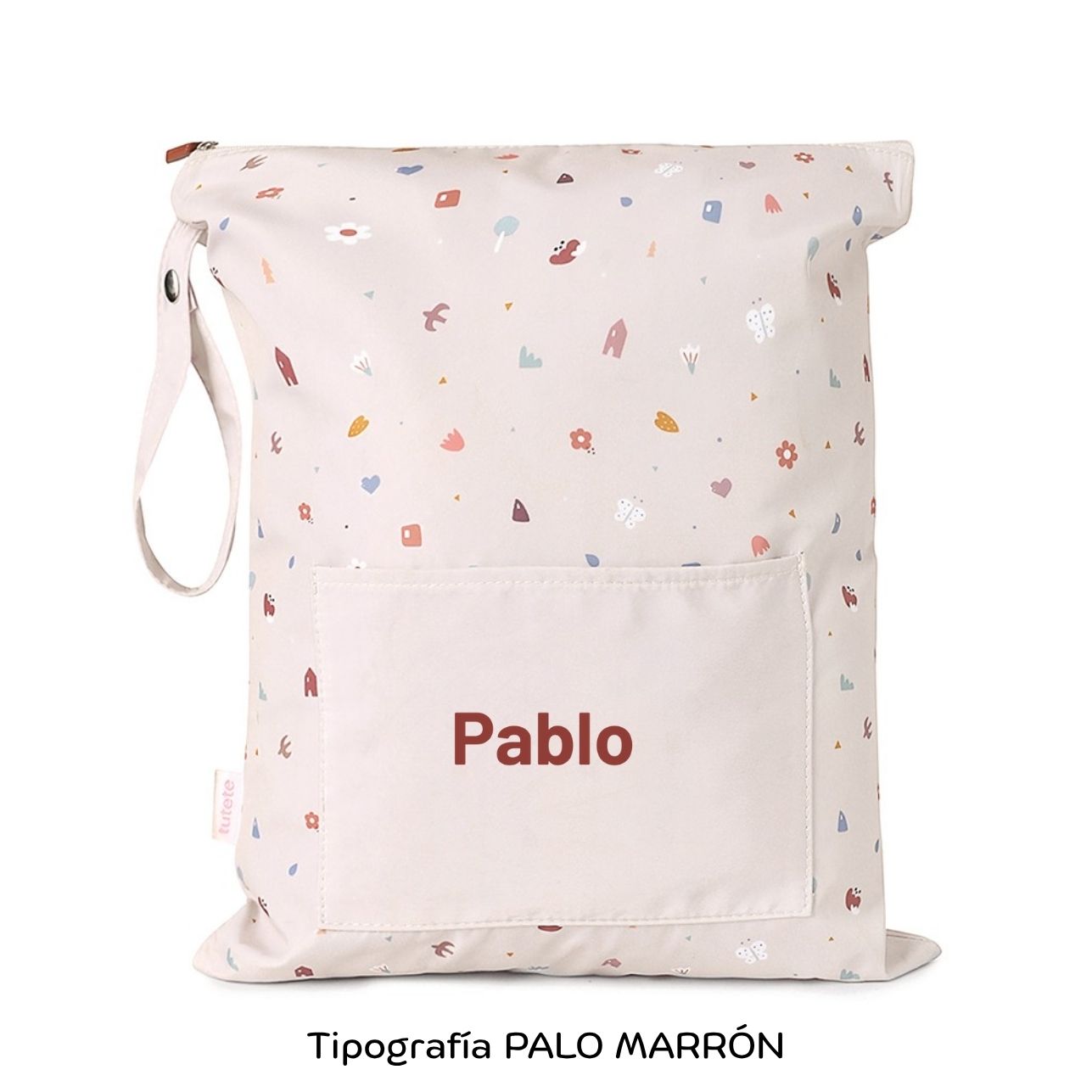 ¡No busques más! Si necesitas una bolsa resistente y personalizable para las cosas húmedas de tu pequeño, la Bolsa Impermeable Geometric Nature &nbsp;Personalizable de Tutete es justo lo que necesitas.


Esta bolsa es perfecta para llevar la muda de recambio a la escuela infantil o para guardar la ropa mojada o manchada después de una clase de natación. ¡Incluso es ideal para llevar la ropa interior cuando estás de viaje! El tamaño cómodo y versátil de la bolsa te permitirá llevar todo lo que necesitas.