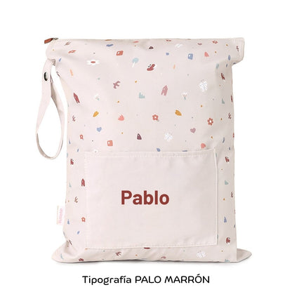 ¡No busques más! Si necesitas una bolsa resistente y personalizable para las cosas húmedas de tu pequeño, la Bolsa Impermeable Geometric Nature &nbsp;Personalizable de Tutete es justo lo que necesitas.


Esta bolsa es perfecta para llevar la muda de recambio a la escuela infantil o para guardar la ropa mojada o manchada después de una clase de natación. ¡Incluso es ideal para llevar la ropa interior cuando estás de viaje! El tamaño cómodo y versátil de la bolsa te permitirá llevar todo lo que necesitas.