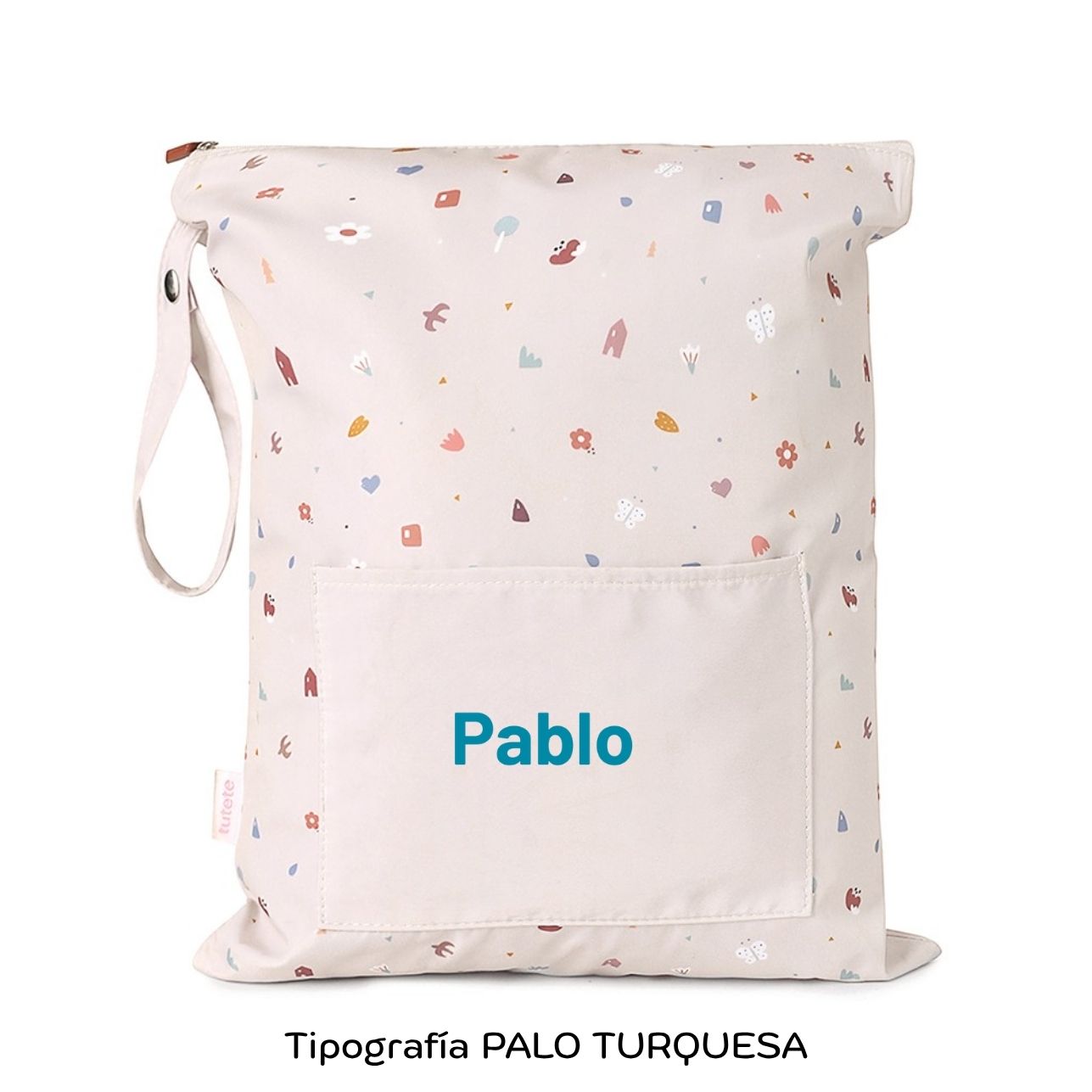¡No busques más! Si necesitas una bolsa resistente y personalizable para las cosas húmedas de tu pequeño, la Bolsa Impermeable Geometric Nature &nbsp;Personalizable de Tutete es justo lo que necesitas.


Esta bolsa es perfecta para llevar la muda de recambio a la escuela infantil o para guardar la ropa mojada o manchada después de una clase de natación. ¡Incluso es ideal para llevar la ropa interior cuando estás de viaje! El tamaño cómodo y versátil de la bolsa te permitirá llevar todo lo que necesitas.