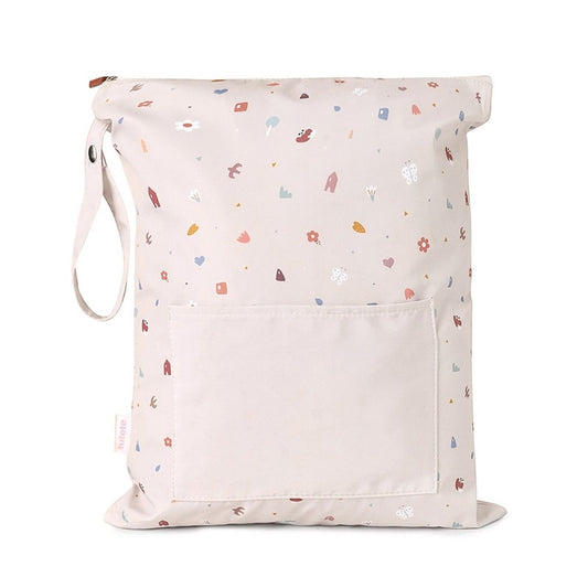 ¡No busques más! Si necesitas una bolsa resistente y personalizable para las cosas húmedas de tu pequeño, la Bolsa Impermeable Geometric Nature &nbsp;Personalizable de Tutete es justo lo que necesitas.


Esta bolsa es perfecta para llevar la muda de recambio a la escuela infantil o para guardar la ropa mojada o manchada después de una clase de natación. ¡Incluso es ideal para llevar la ropa interior cuando estás de viaje! El tamaño cómodo y versátil de la bolsa te permitirá llevar todo lo que necesitas.