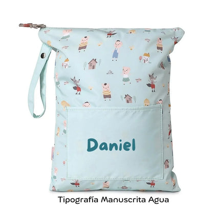 ¡No busques más! Si necesitas una bolsa resistente y personalizable para las cosas húmedas de tu pequeño, la Bolsa Impermeable Los tres cerditos&nbsp; Personalizable de Tutete es justo lo que necesitas.


Esta bolsa es perfecta para llevar la muda de recambio a la escuela infantil o para guardar la ropa mojada o manchada después de una clase de natación. ¡Incluso es ideal para llevar la ropa interior cuando estás de viaje! El tamaño cómodo y versátil de la bolsa te permitirá llevar todo lo que necesitas.