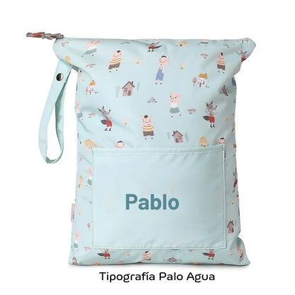 ¡No busques más! Si necesitas una bolsa resistente y personalizable para las cosas húmedas de tu pequeño, la Bolsa Impermeable Los tres cerditos&nbsp; Personalizable de Tutete es justo lo que necesitas.


Esta bolsa es perfecta para llevar la muda de recambio a la escuela infantil o para guardar la ropa mojada o manchada después de una clase de natación. ¡Incluso es ideal para llevar la ropa interior cuando estás de viaje! El tamaño cómodo y versátil de la bolsa te permitirá llevar todo lo que necesitas.