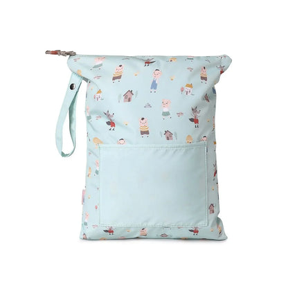 ¡No busques más! Si necesitas una bolsa resistente y personalizable para las cosas húmedas de tu pequeño, la Bolsa Impermeable Los tres cerditos&nbsp; Personalizable de Tutete es justo lo que necesitas.


Esta bolsa es perfecta para llevar la muda de recambio a la escuela infantil o para guardar la ropa mojada o manchada después de una clase de natación. ¡Incluso es ideal para llevar la ropa interior cuando estás de viaje! El tamaño cómodo y versátil de la bolsa te permitirá llevar todo lo que necesitas.