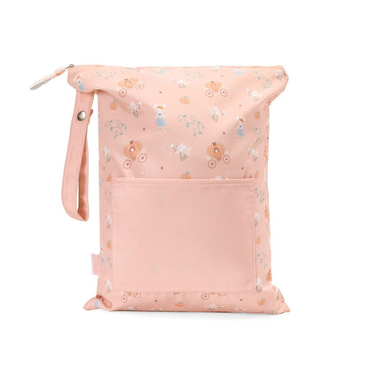 Bolsa Impermeable Mouse Fairies de Tutete. Esta bolsa impermeable infantil es el accesorio perfecto para llevar la muda de recambio, la ropa sucia o los trajes de baño mojados de forma higiénica y cómoda.