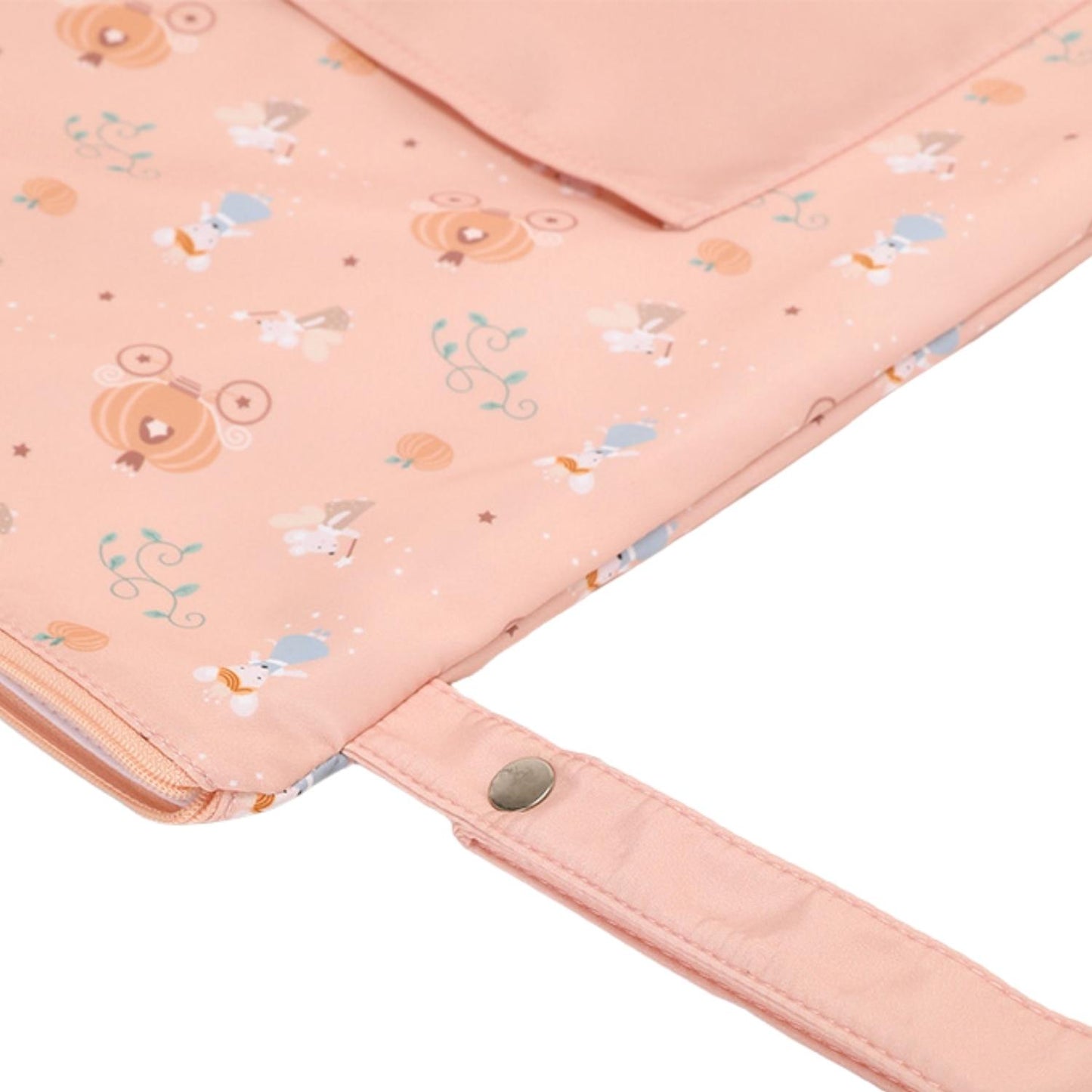Bolsa Impermeable Mouse Fairies de Tutete. Esta bolsa impermeable infantil es el accesorio perfecto para llevar la muda de recambio, la ropa sucia o los trajes de baño mojados de forma higiénica y cómoda.
