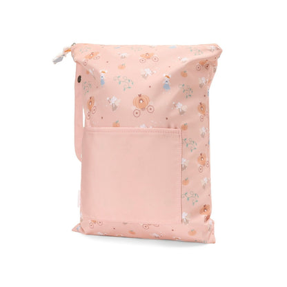 Bolsa Impermeable Mouse Fairies de Tutete. Esta bolsa impermeable infantil es el accesorio perfecto para llevar la muda de recambio, la ropa sucia o los trajes de baño mojados de forma higiénica y cómoda.