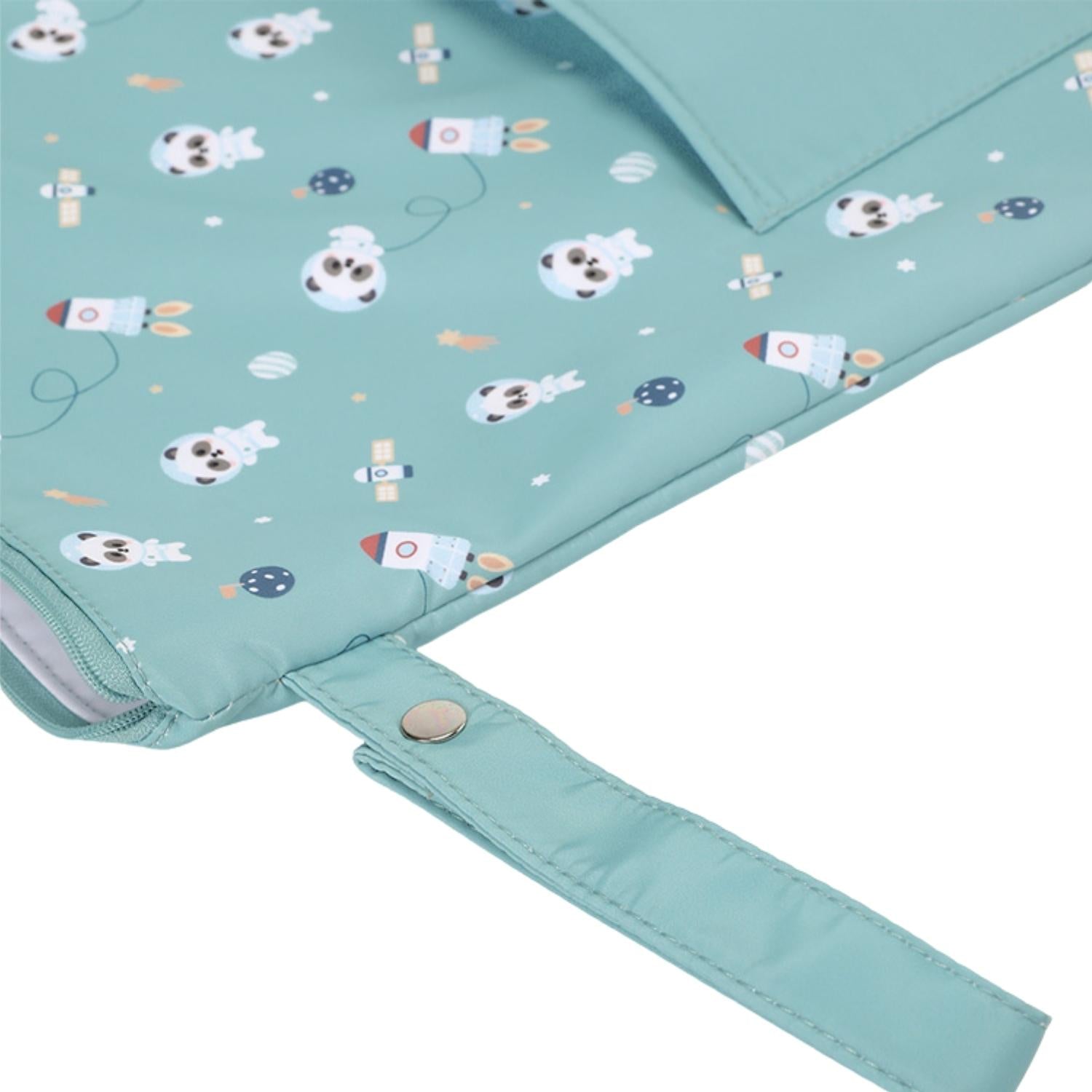 Bolsa Impermeable Pandas in Space de Tutete. Esta bolsa impermeable infantil es el accesorio perfecto para llevar la muda de recambio, la ropa sucia o los trajes de baño mojados de forma higiénica y cómoda.