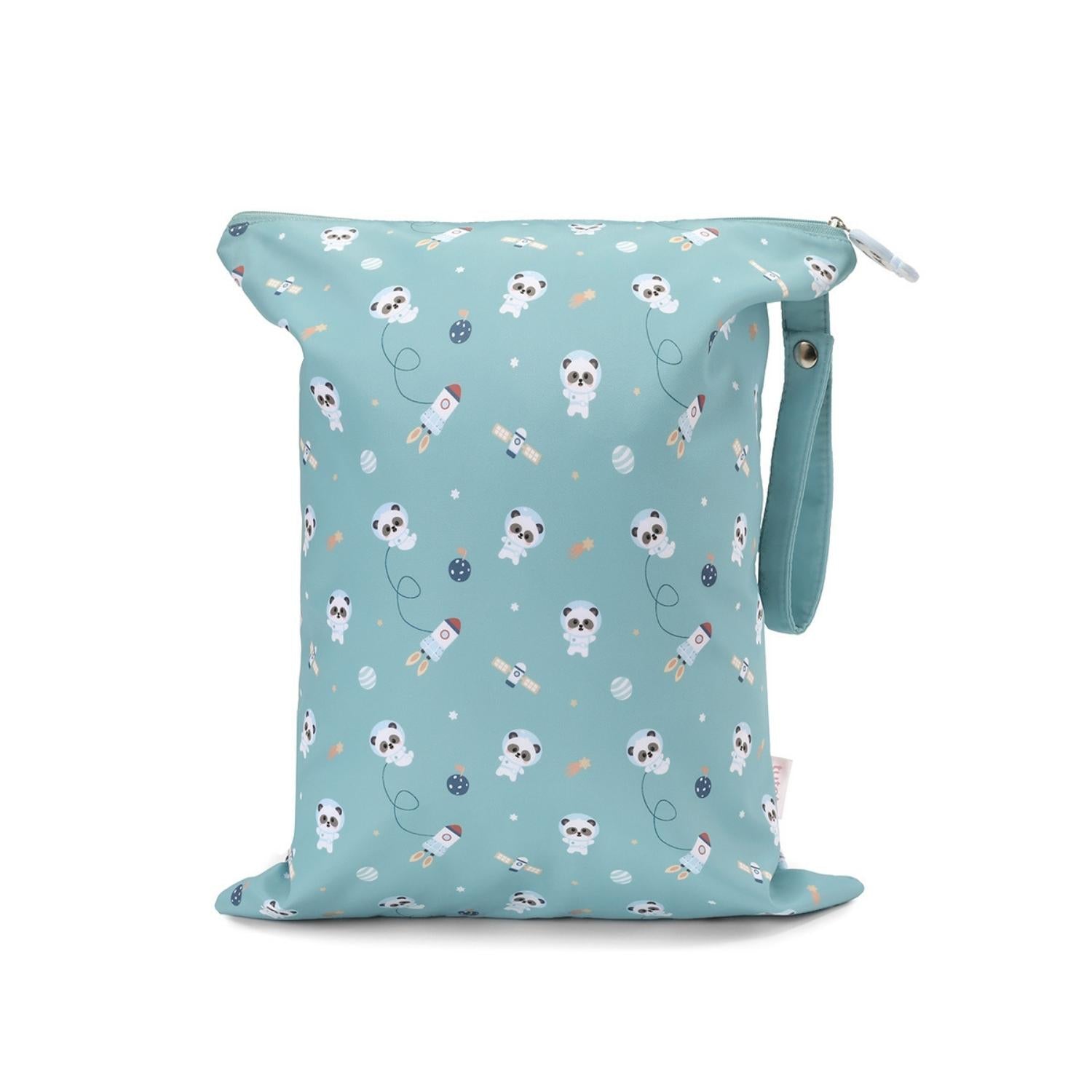 Bolsa Impermeable Pandas in Space de Tutete. Esta bolsa impermeable infantil es el accesorio perfecto para llevar la muda de recambio, la ropa sucia o los trajes de baño mojados de forma higiénica y cómoda.