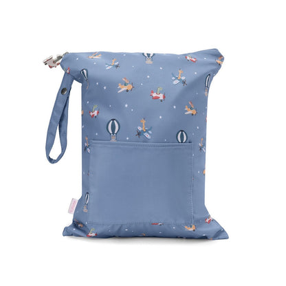 Bolsa Impermeable Pandas in Space de Tutete. Esta bolsa impermeable infantil es el accesorio perfecto para llevar la muda de recambio, la ropa sucia o los trajes de baño mojados de forma higiénica y cómoda.
