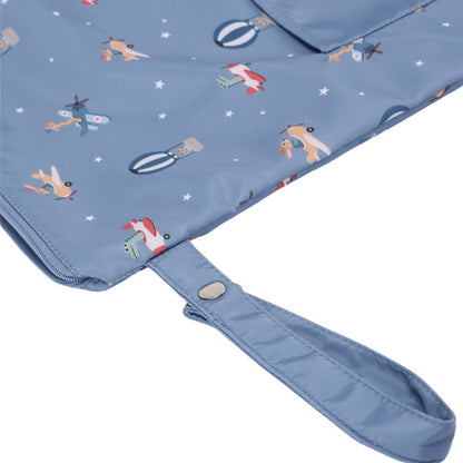 Bolsa Impermeable Pandas in Space de Tutete. Esta bolsa impermeable infantil es el accesorio perfecto para llevar la muda de recambio, la ropa sucia o los trajes de baño mojados de forma higiénica y cómoda.
