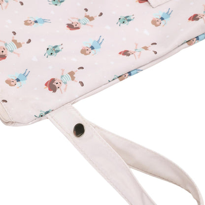 Bolsa Impermeable Wooden Boy de Tutete. Esta bolsa impermeable infantil es el accesorio perfecto para llevar la muda de recambio, la ropa sucia o los trajes de baño mojados de forma higiénica y cómoda. Su asa superior con botón a presión permite colgarla fácilmente del carrito del bebé o de la mochila escolar.